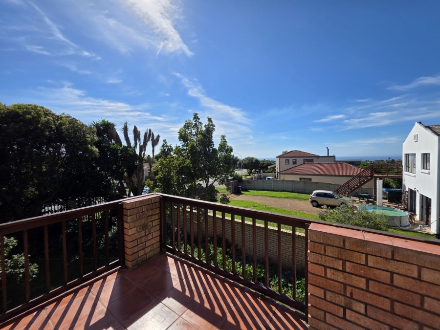 4 Bedroom Property for Sale in Wavecrest Eastern Cape